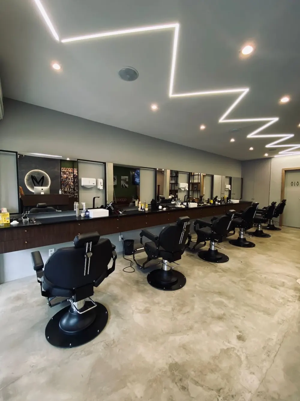 Cadeiras e bancada de atendimento da Mayk Barbearia no Sudoeste de Brasília
