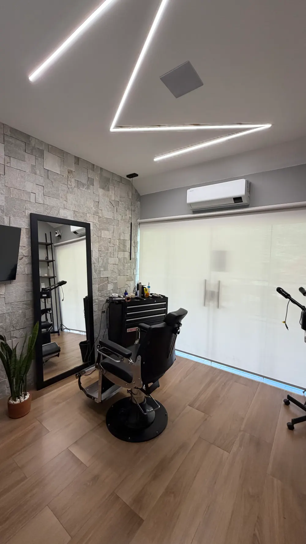 Sala de atendimento da Mayk Barbearia, CLSW 102, Brasília